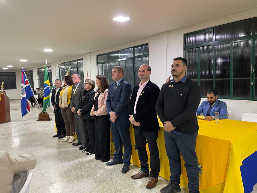 Lions Clube de Mandaguari empossa novos associados e nova diretoria